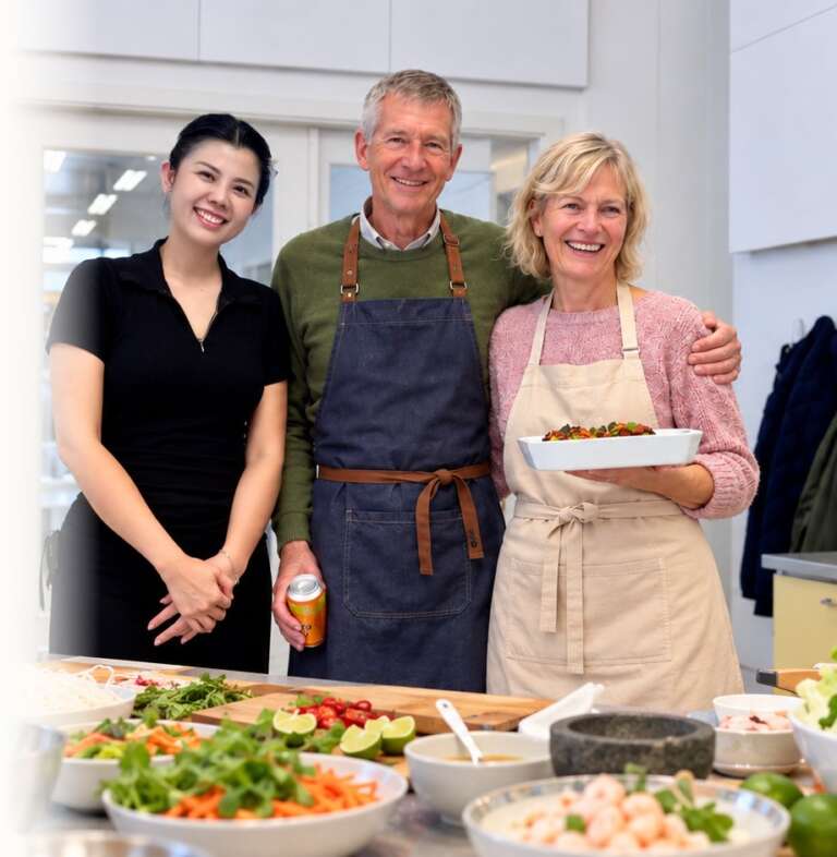 Kolleger til teambuilding med asiatisk madlavning