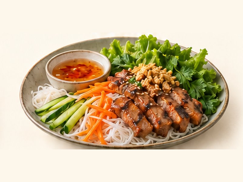 Vietnamesisk risnudelsalat med grillet svinekød